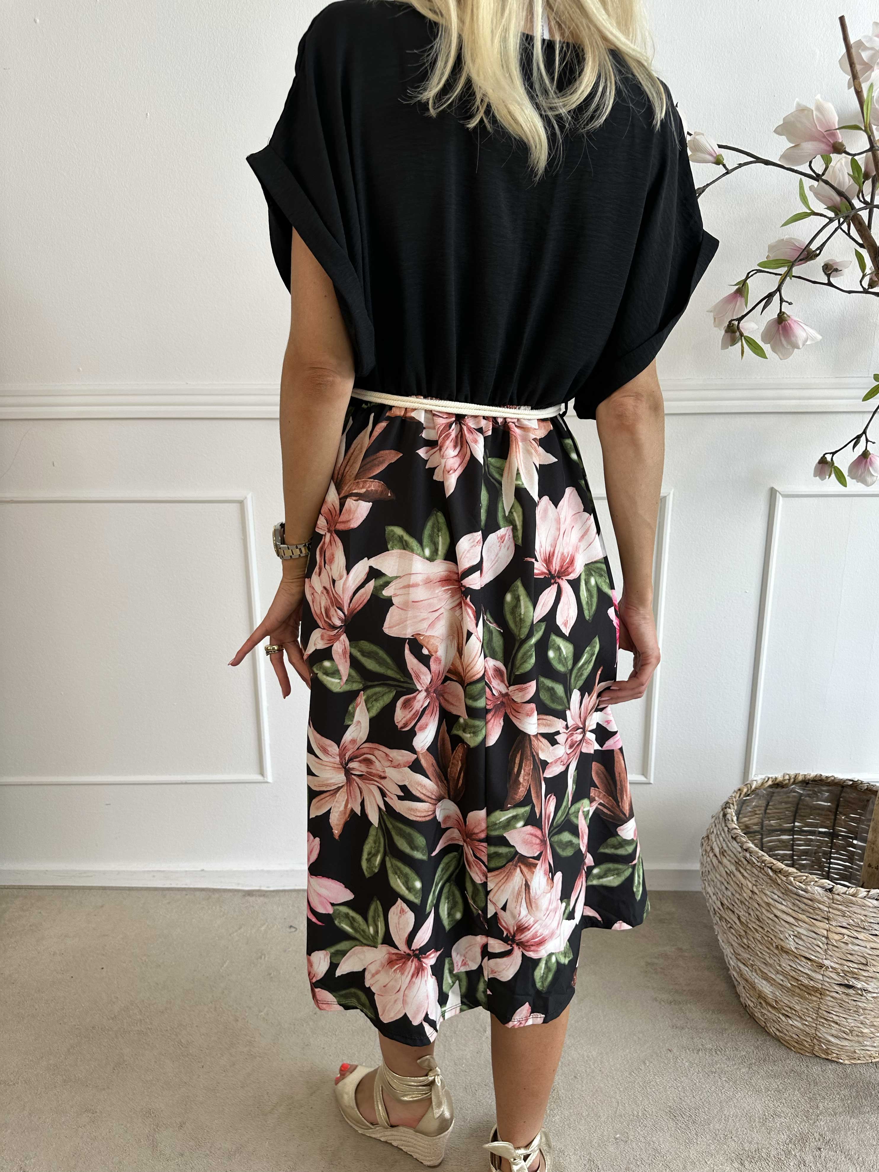 Dina - Fin kjole med elastik i taljen og pynteknapper